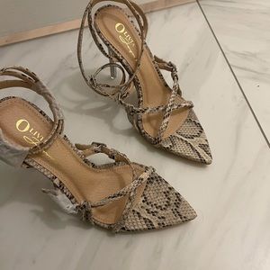 Pointed toe strappy heel size 7